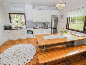 Kühlschrank, Mikrowelle, Geschirrspüler, Kochgeschirr/Geschirr/Besteck