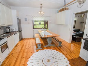 Kühlschrank, Mikrowelle, Geschirrspüler, Kochgeschirr/Geschirr/Besteck