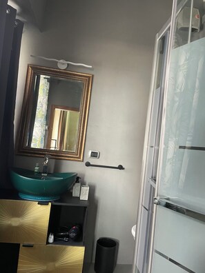 Dutxa, assecador de cabells, bidet i tovalloles 