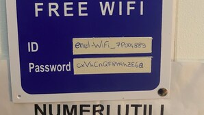 A sign offering free wifi with ID and password details. - Blossom Rue De Nava B&B (Reggio Calabria)