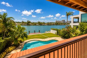 Property grounds - Villa Serenova, Spacious 4BR Oasis with Private Pool (North Bay Village)