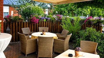 House | Outdoor dining