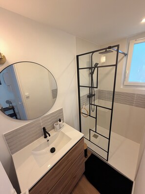 Bathroom - Vrbo Property (Saint-Brevin-les-Pins)