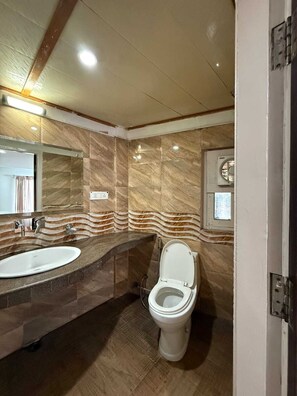 Shower, free toiletries, towels, soap - HOTELCITYHEIGHTS- BY GO2 HOTELS&RESORTS (Solan)