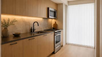 Appartement Deluxe | Cuisine privée | Réfrigérateur, four à micro-ondes, un four, surface de cuisson