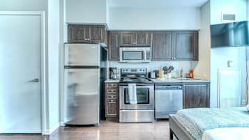 Studio | Private kitchen | Coffee/tea maker, fridge, microwave, oven