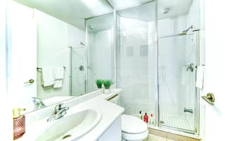 Studio | Bathroom | Free toiletries, hair dryer, bidet, towels