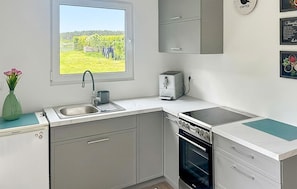 Wasserkocher mit Kaffee-/Teezubehör, Kühlschrank, Ofen, Herdplatte