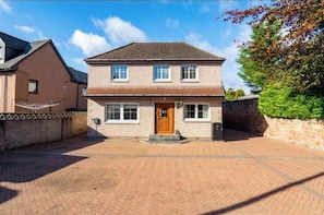 Exterior - The Steading
Luxury Private Place, Free Parking
10mins to Inverness City Centre (Inverness)