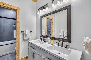 Bathroom - Beautiful brand new cabin (Gatlinburg)