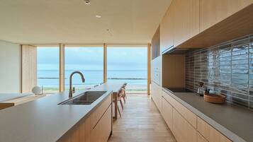 Refrigerador con freezer, microondas, placa de cocina