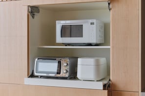 Refrigerador con freezer, microondas, placa de cocina