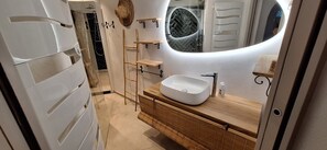 Shower, hair dryer, towels, soap - Vrbo Property (Roquebrune-sur-Argens)