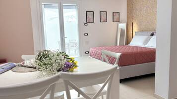 Estudio Deluxe, balcón (Corallo) | Escritorio, espacio para trabajar con un portátil, cortinas opacas