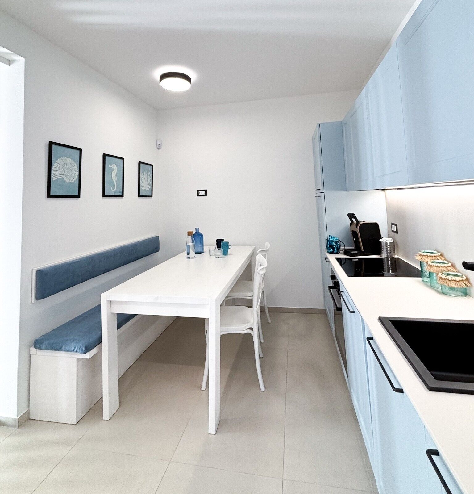 Estúdio luxo (Vento) | Cozinha privada | Geladeira grande, micro-ondas, fogão, cooktop