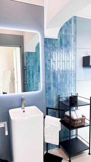 Monolocale Deluxe (Vento) | Bagno | Doccia, set di cortesia gratuito, asciugacapelli, asciugamani
