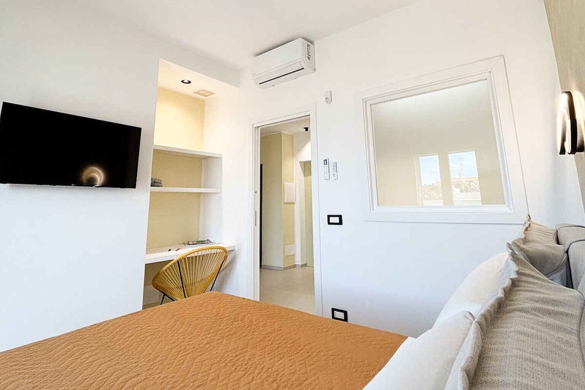 Escritorio, espacio para trabajar con laptop y cortinas blackout 