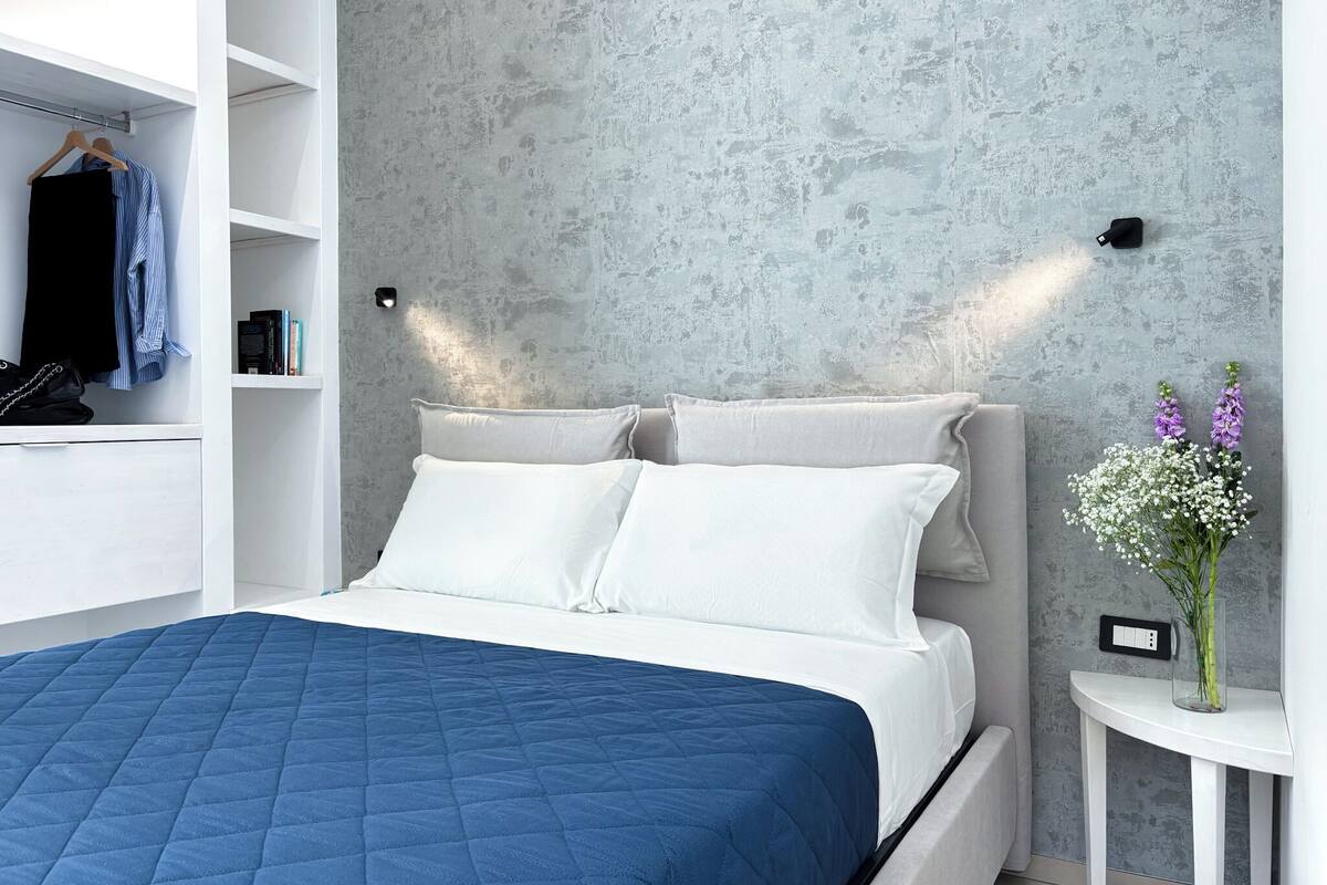 Escritorio, espacio para trabajar con laptop y cortinas blackout 
