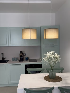 Deluxe Studio (AcquaMarina) | Private kitchen | Full-size fridge, microwave, oven, stovetop - Essenza by JDvacanze (Campomarino)