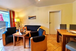 Fernseher, DVD-Player, Tischtennisplatte, Bücher