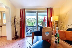 Fernseher, DVD-Player, Tischtennisplatte, Bücher