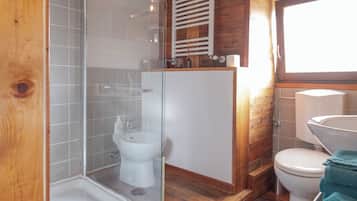 Dusche, Haartrockner, Bidet, Handtücher