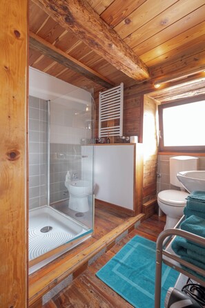 Een douche, een haardroger, een bidet, handdoeken
