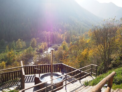 Baus's Cabins. Independent mountain cabin with panoramic views overlooking the valley and the stream
