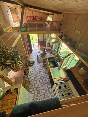 Frigorífic, forn, placa de cuina i cafetera i tetera 