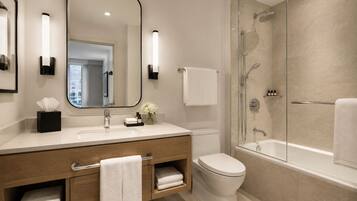 Junior appartement | Badkamer | Gratis toiletartikelen, een haardroger, handdoeken, zeep