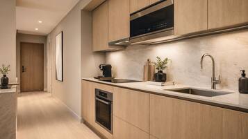 Junior appartement | Privékeuken | Een koelkast, een microgolfoven, een oven, een kookplaat
