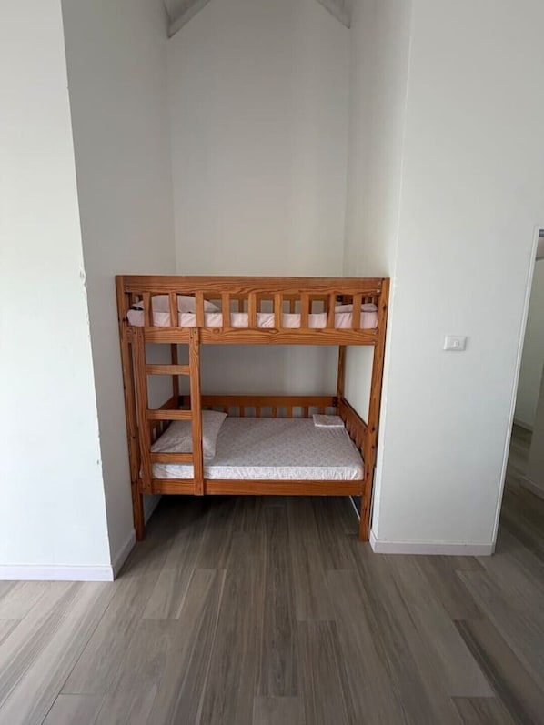 4 bedrooms, WiFi, bed sheets