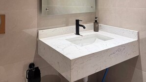Een douche, een haardroger, een bidet, handdoeken
