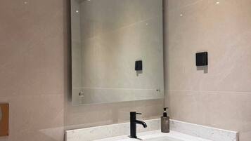 Shower, hair dryer, bidet, towels