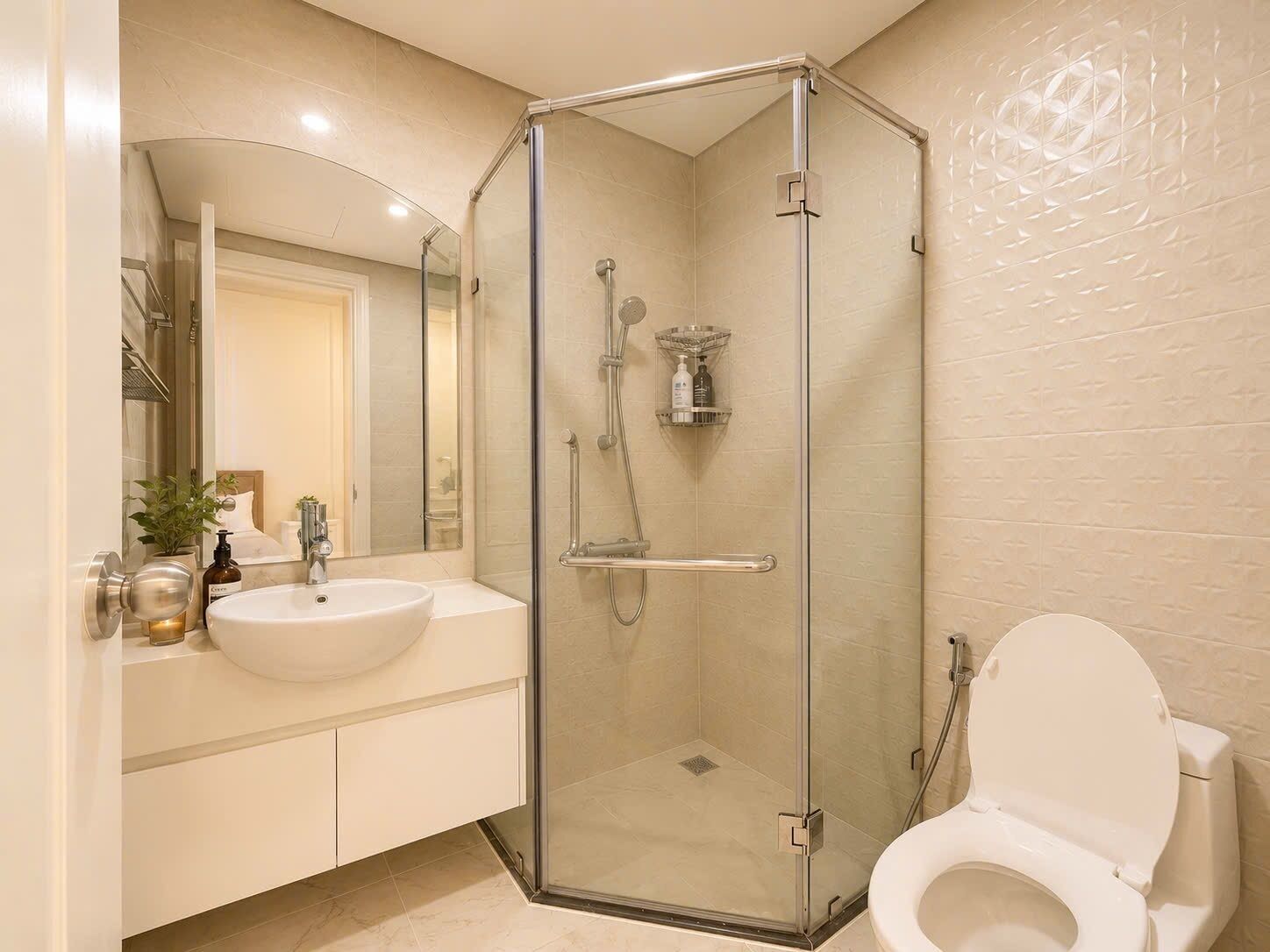 Secadora de cabello, bidet, toallas, jabón 