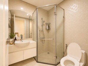 Haartrockner, Bidet, Handtücher, Seife
