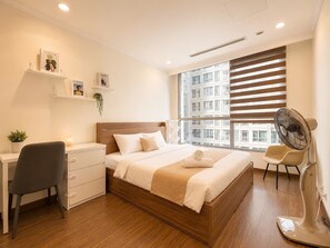 Tabla de planchar con plancha, acceso a internet y ropa de cama 