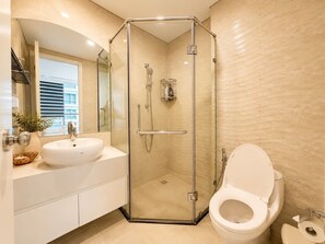 Secador de pelo, bidet, toallas, jabón