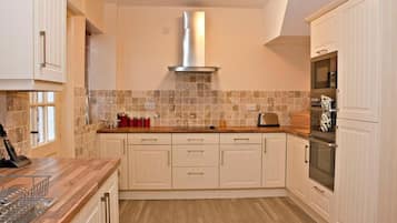 Cottage, 3 Bedrooms, Patio, Garden View | Private kitchen