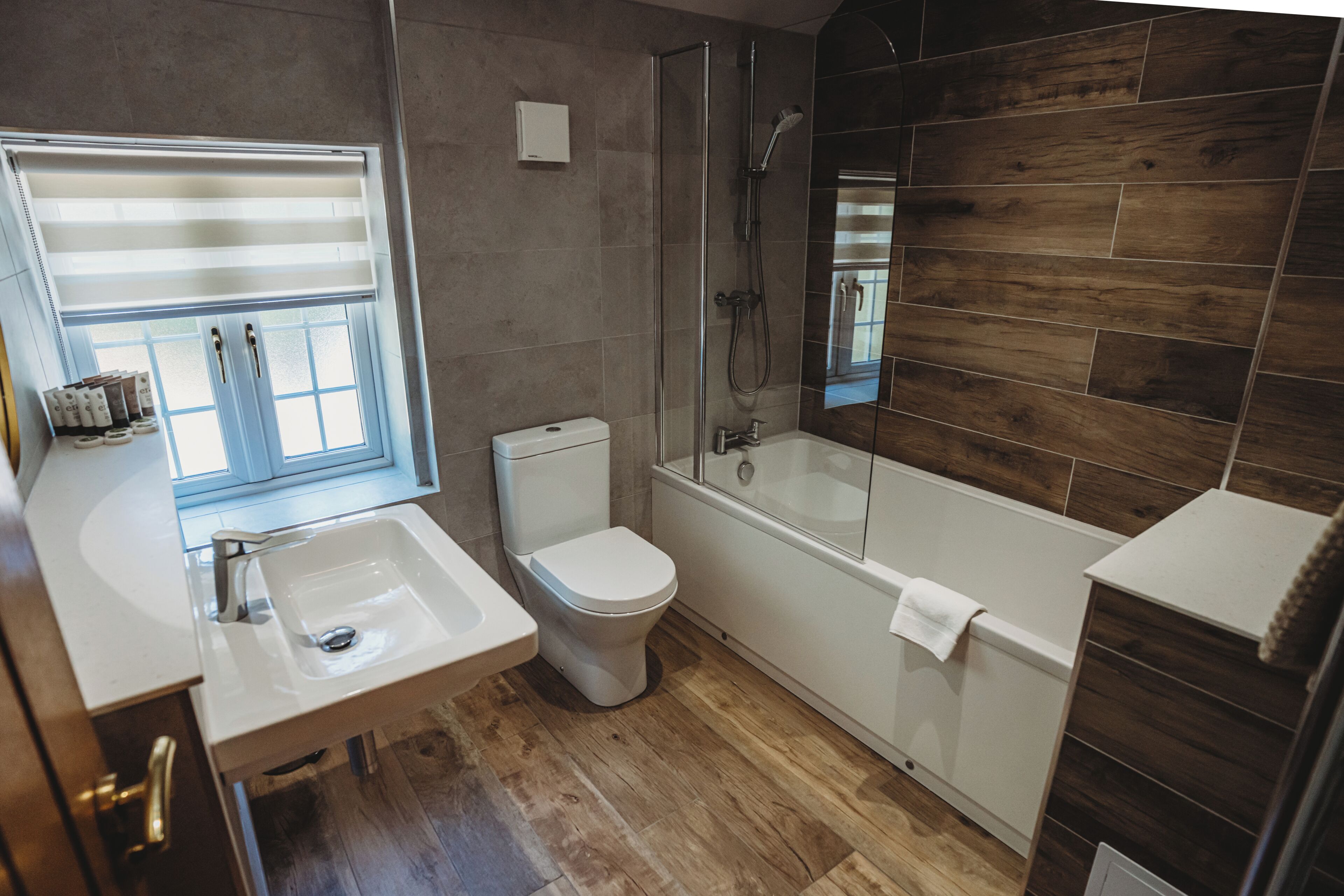 Un baño moderno con inodoro, lavamanos y bañera.