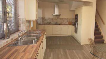 Cottage, 3 Bedrooms, Patio, Garden View | Private kitchen