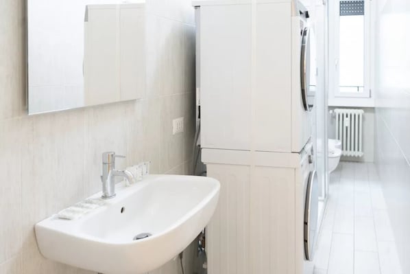 Secadora de cabello, toallas, papel de baño