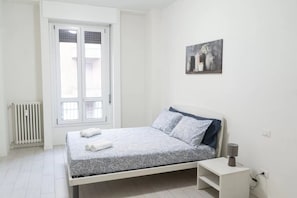 Tabla de planchar con plancha, internet y ropa de cama