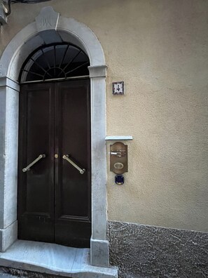 Eine doppelte Tür mit Metallgriff und Zahlenschloss.