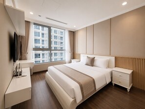 Tabla de planchar con plancha, acceso a internet y ropa de cama