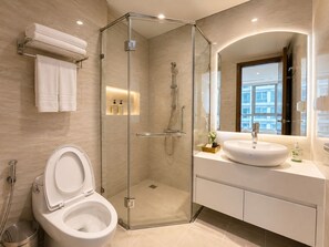 Secador de pelo, bidet, toallas, jabón