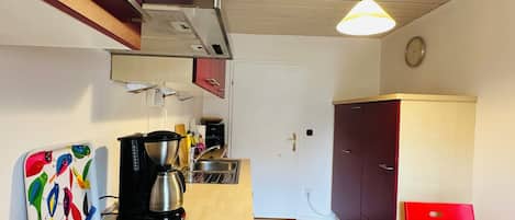 Wasserkocher mit Kaffee-/Teezubehör, Kühlschrank, Ofen, Herdplatte