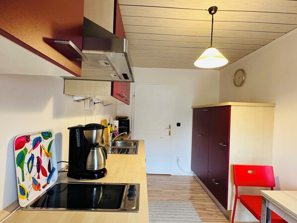 Wasserkocher mit Kaffee-/Teezubehör, Kühlschrank, Ofen, Herdplatte