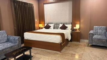 Desk, laptop workspace, iron/ironing board, free WiFi