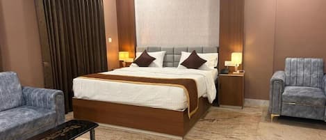Desk, laptop workspace, iron/ironing board, WiFi (free)